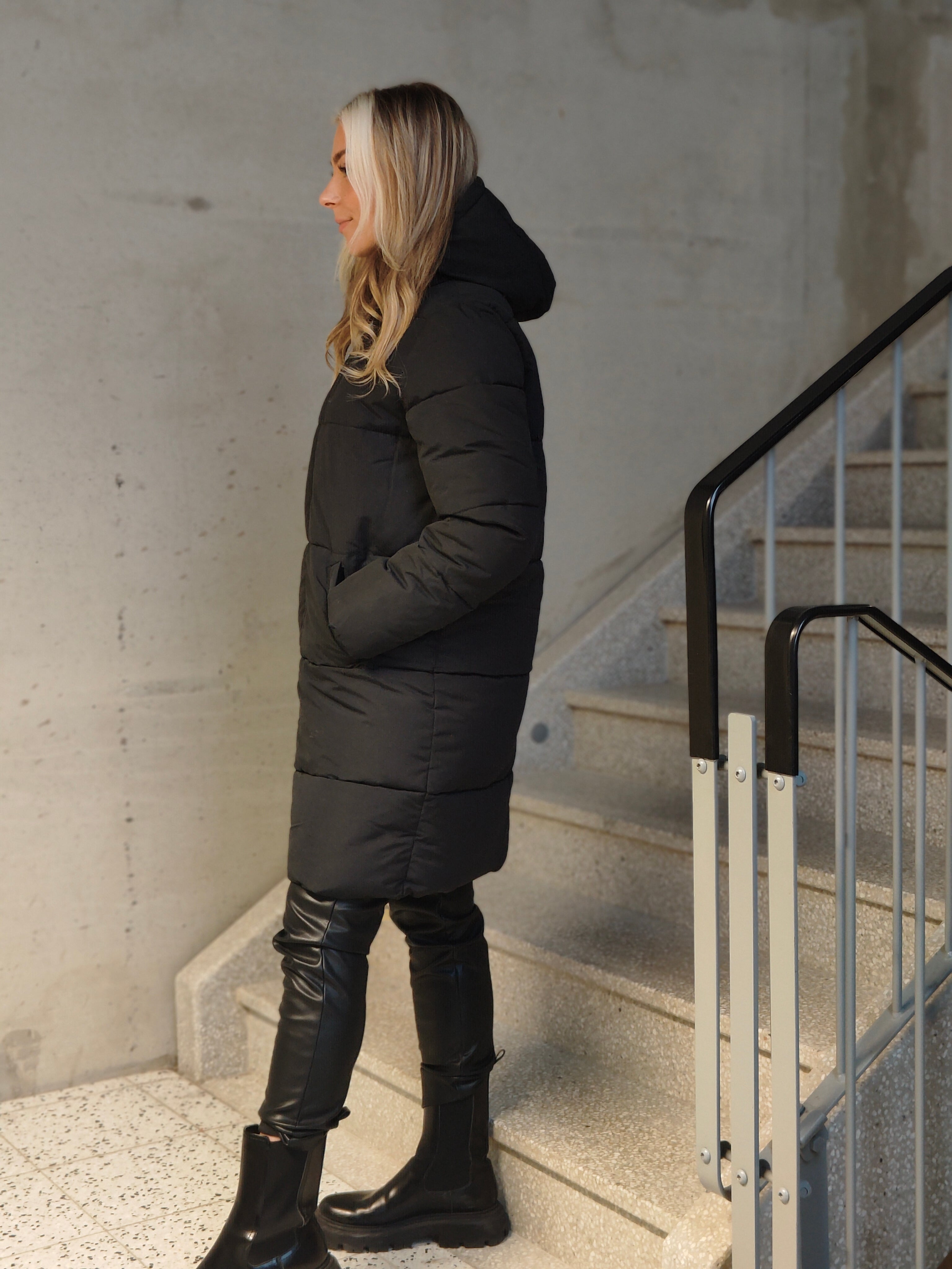 VITRUST Coat - Black